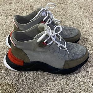 Like new Sorel Kinetic RNEDG caribou boot